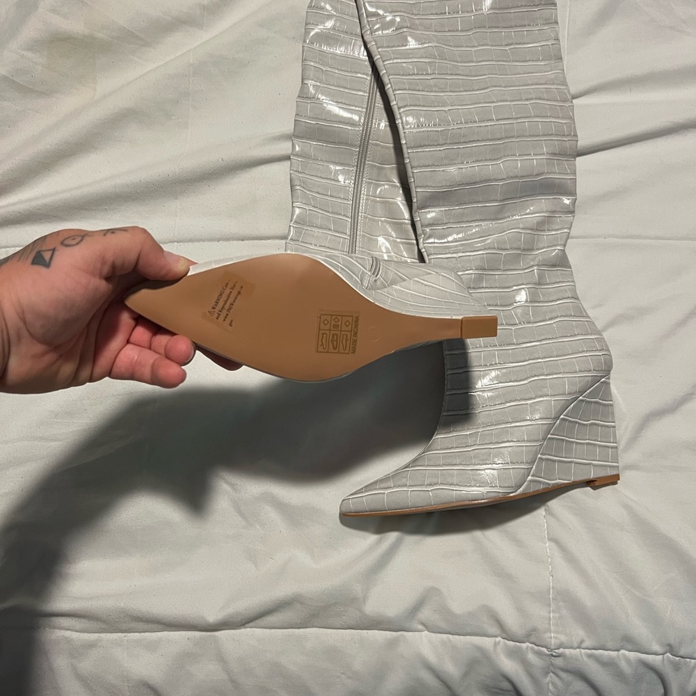 Elegant White Croc-Embossed Women's Boots size 8 new